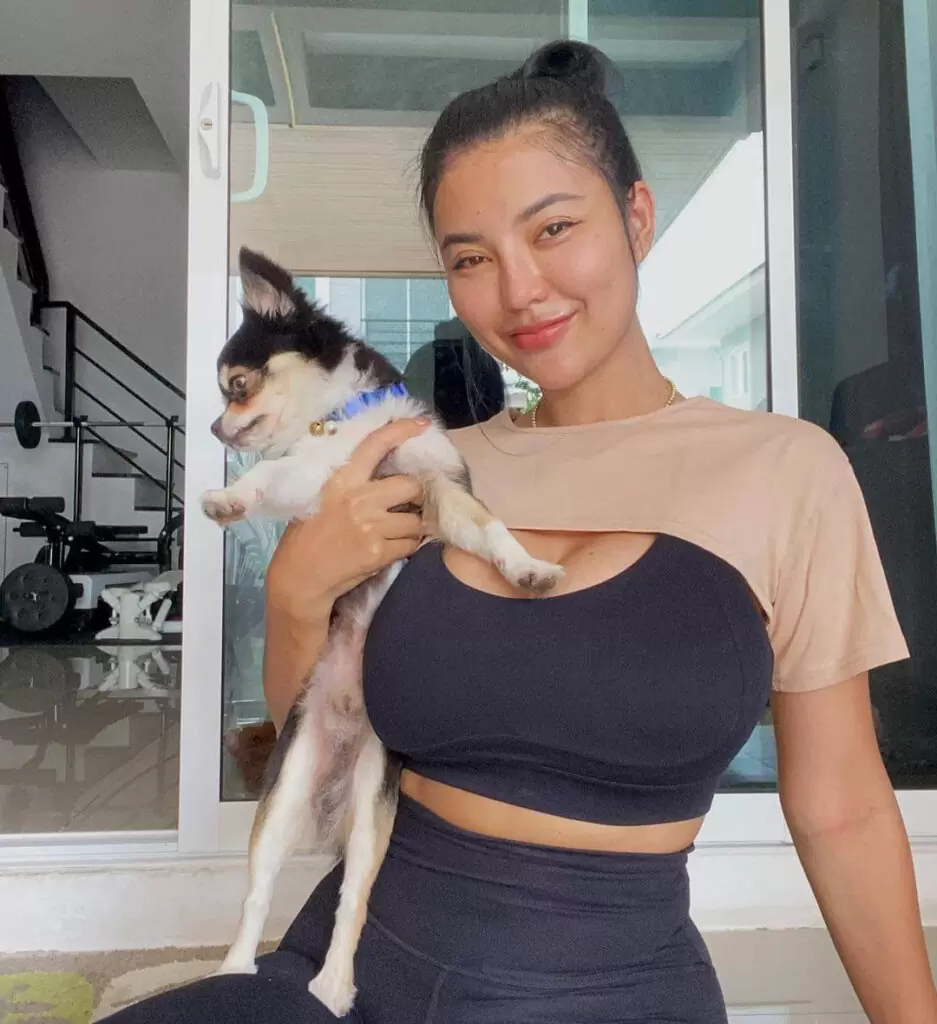 Who is Faii Orapun? Age, Wiki, Biography, Weight, Height, Net Worth, Family, Boyfriend 58 Faii Orapun sporting a BLACK SCOOP NECK COTTON CROP TOP and holding her chihuahua dog