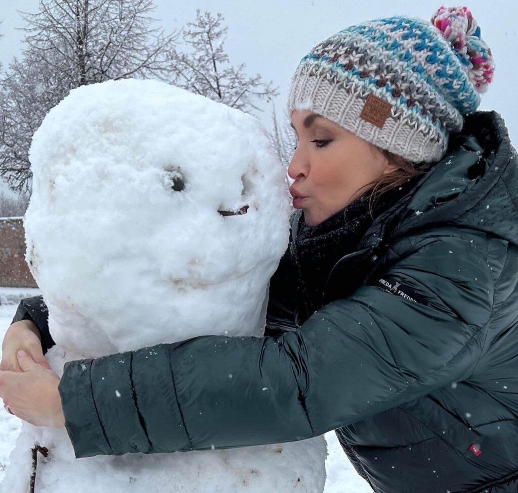 Nelly Baumann kissing a snowman