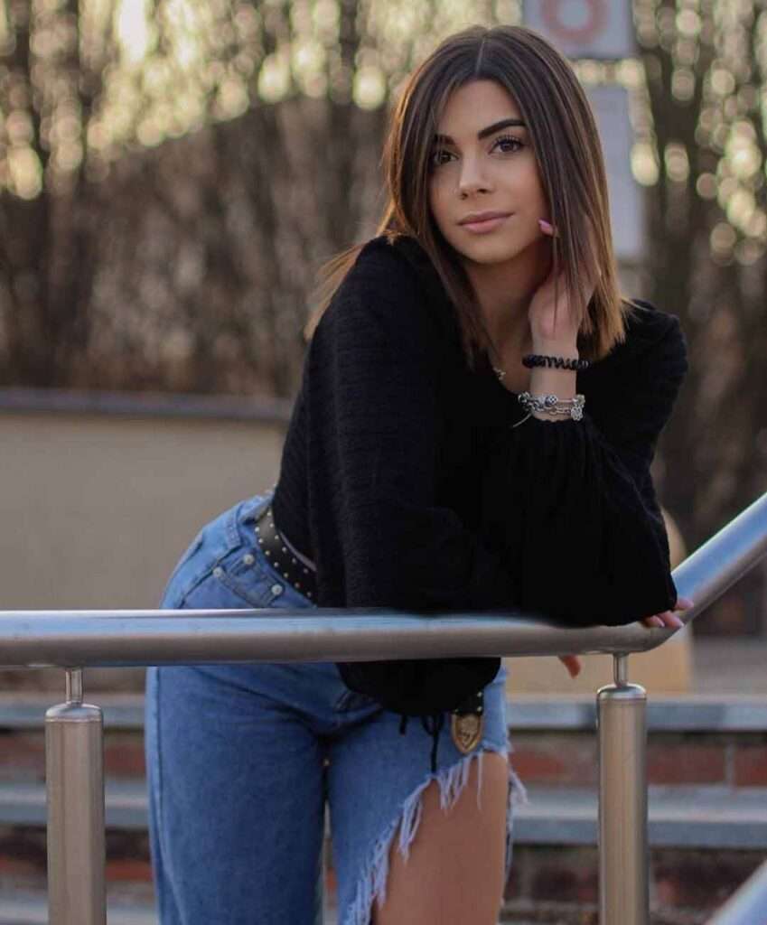 Stefania Decorato wearing best long sleeve tee shirts and reformation jeans