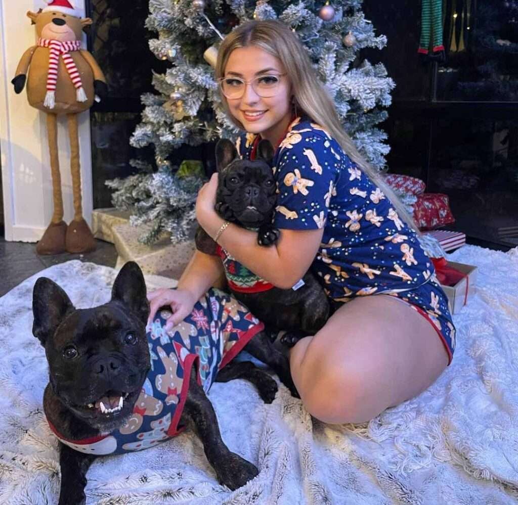 Lilith Cavaliere Biography, Age, Weight, Height, Social Media, 5 Reasons To Follow lilithcavalierex 64 Lilith Cavaliere is wearing a printed top while cudding with her babies (dogs))