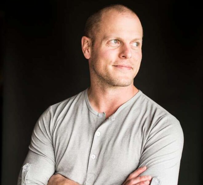 Tim Ferriss picture with side pose