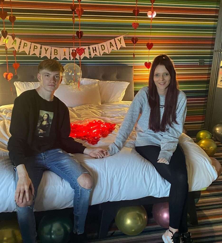 Joseph Oconnor is celebrating his girlfriend birthday.