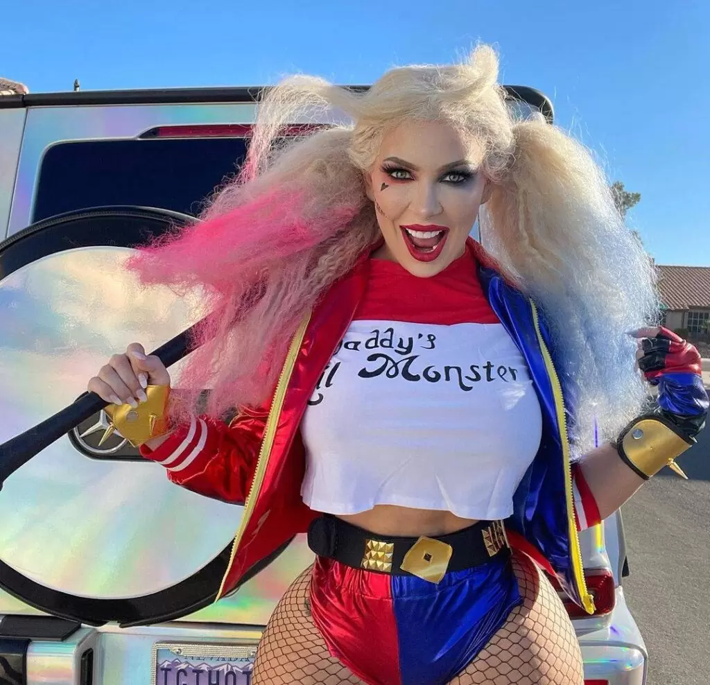 Amanda Nicole, The Cosplay Model, Biography, Age, Height, Weight, Modeling Career, Onlyfans 56 Amanda Nicole in a cosplay costume while poses for a photo