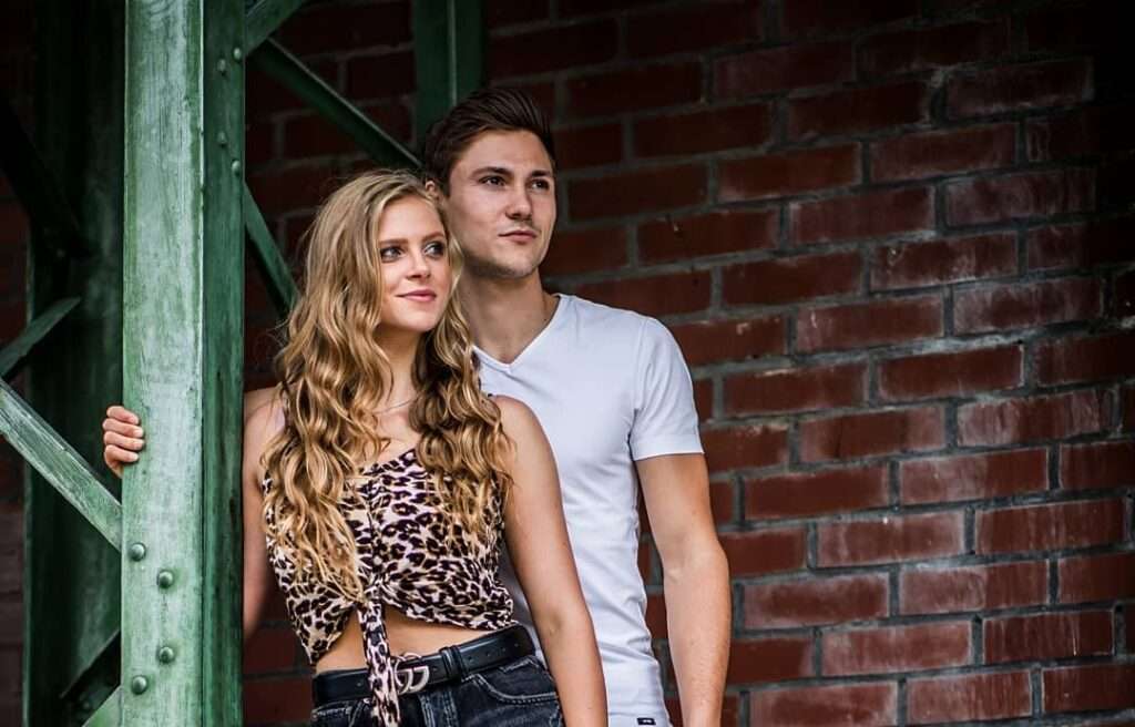 Svenja Sommer in a crop top with matching jeans while taking picture with her boyfriend