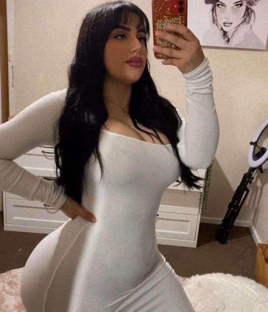 Amiliasoforiegn is just taking a mirror selfie as she is a selfie lover and while wearing a white legging suit looking cute.