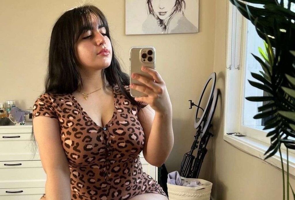 Amiliasoforiegn is a selfie queen and as usual she is taking a mirror selfie and showing her cute face while wearing a short maxi.