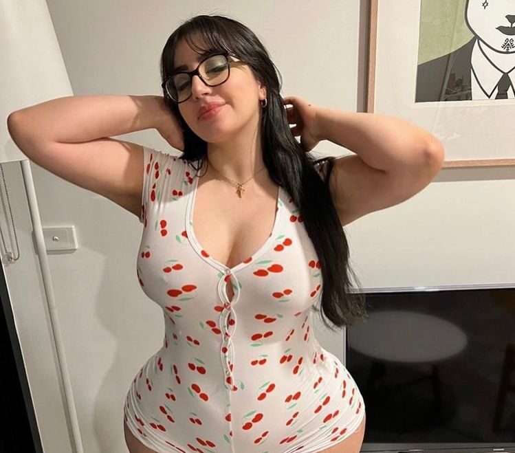 Amiliasoforiegn is just posing for a picture and giving a hot pose while wearing a short maxi and showing her curvy and sexy figure.