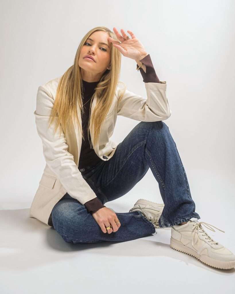 iJustine is a social media celebrity and star and here she is posing for photo shoot as she loves it.