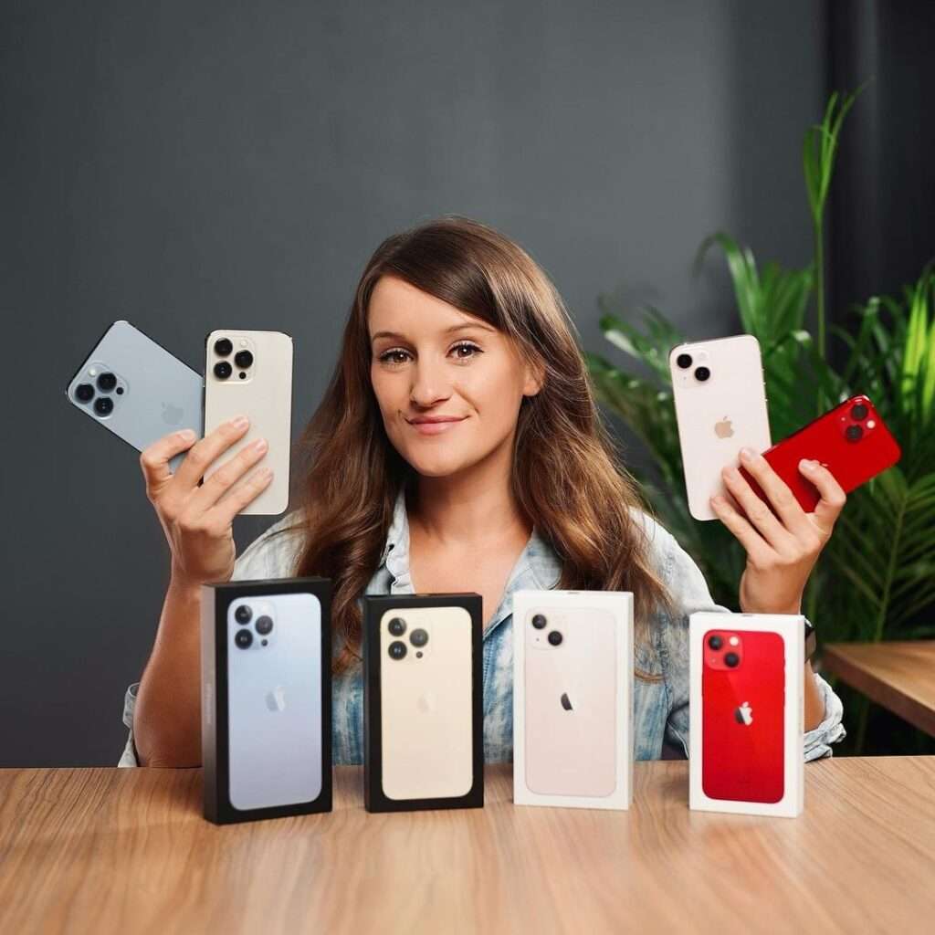 Jenna Ezarik an American Youtuber is giving review about iPhone and is now unboxing the phones.
