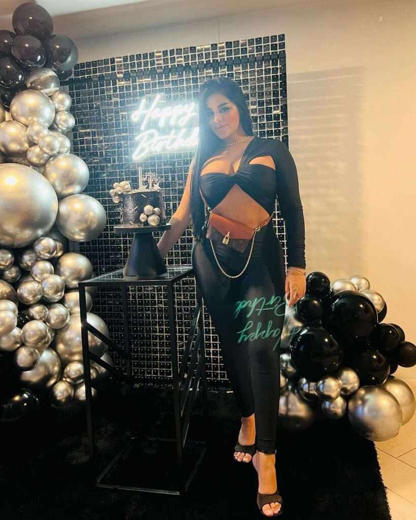 Karent Gomez is looking beautiful in bra and black pant here she is celebrating her birthday.