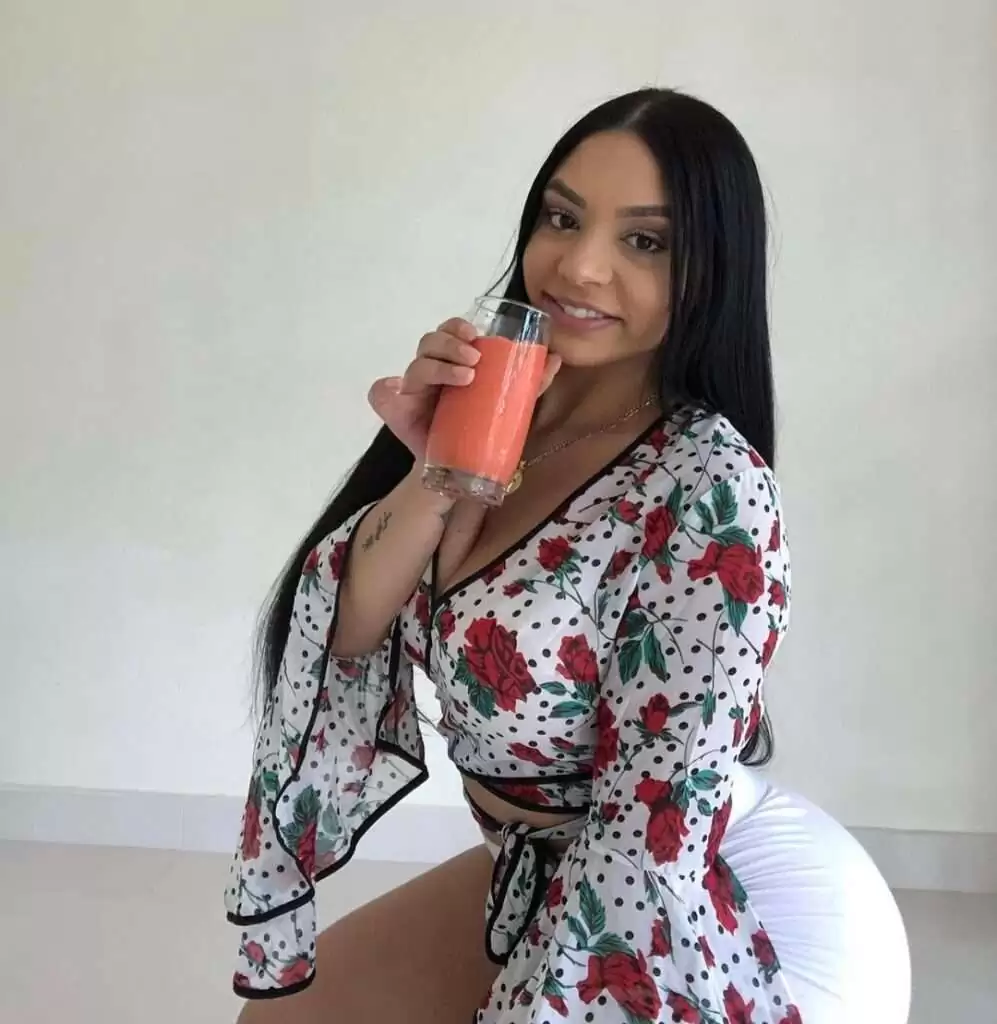 Who is Marleny Nunez? Age, Biography, Wiki, Height, Weight, Social Media, Modeling Career, Patreon 53 Marleny Nunez in the printed white top pair with white shorts and taking her favourite fresh juice