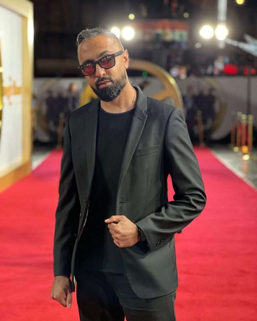 SuperSaf is ready to attend an event as he is a popular YouTuber and here he is wearing a black pant-shirt and coat.