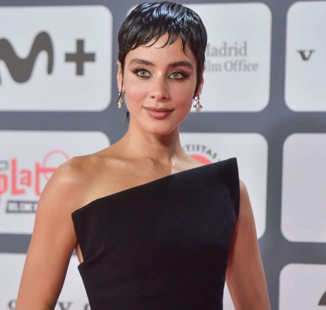 Esmeralda Pimentel is looking gorgeous in the stnning black outfit while looking towards camera