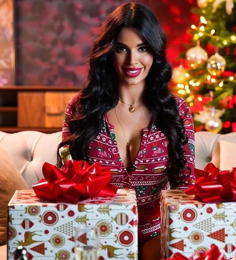 Ivana Knoll is celebrating the Christmas and here she is ready to open gifts of Christmas.
