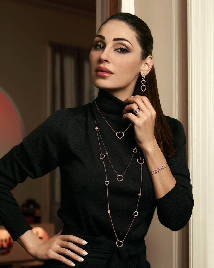 Anna Tatangelo is looking beautiful while wearing a Black shirt with pant.