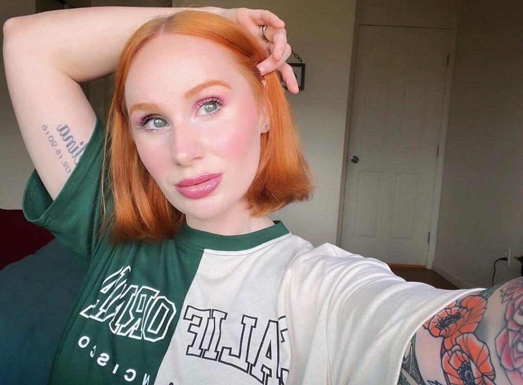 Ashley Elliott is looking gorgeous in the green and grey t-shirt while taking selfie