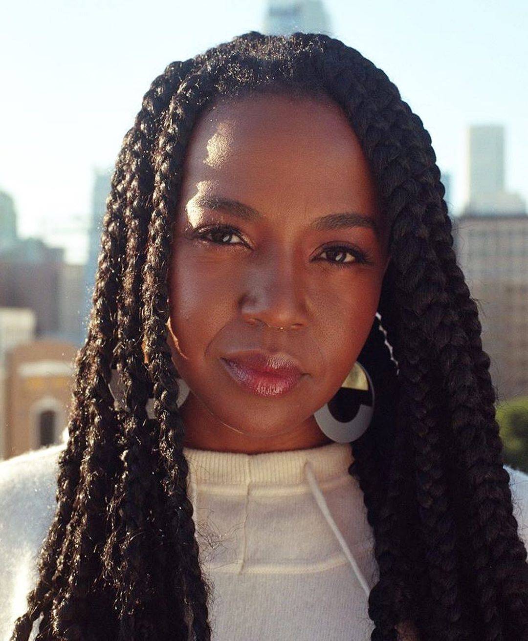 Jerrika Hinton is looking beautiful with braids and here she is posing for a picture.