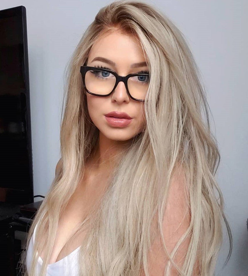 Who is Mikaylah? Age, Biography, Height, 1 Of the Best TikToker &Content Creators, Boyfriend, Lifestyle, Birthday, Net Worth, Family, Career, 59 Mikaylah is posing for a picture while taking her selfie and is looking cute.