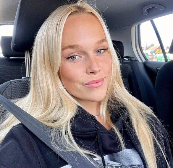 Estelle Berglin is sitting in a car and taking selfie while smiling.