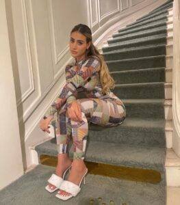 Ester Bron Bio, Social Media Celebrity, Height, Age, Instagram