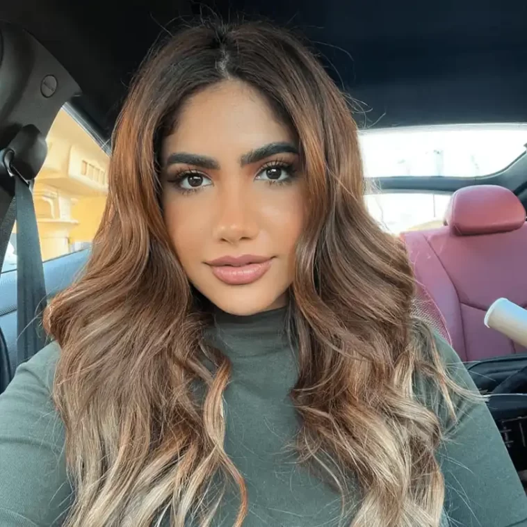 Noor Stars in the green sexy outfit pair while taking selfie in her car