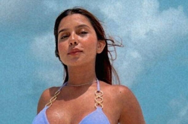 Luna is looking hot in the purple bikini while poses for a photo on the beach