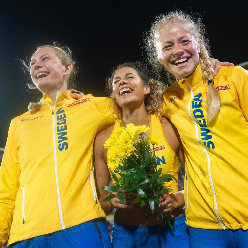 Angelica Bengtsson standing with her friends and posing for a picture