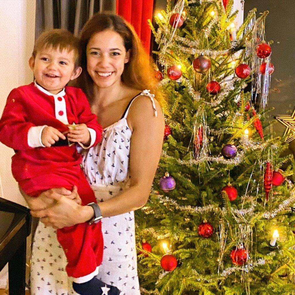 Angelica Bengtsson is posing for a picture on chrisms with her nephew