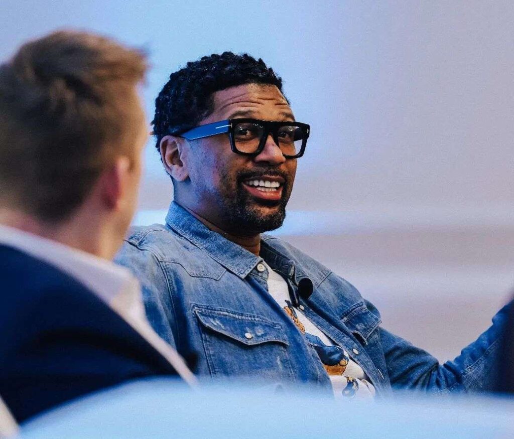 Jalen Rose is looking handsome in the white t-shirt pair with blue denim jacket, and glasses