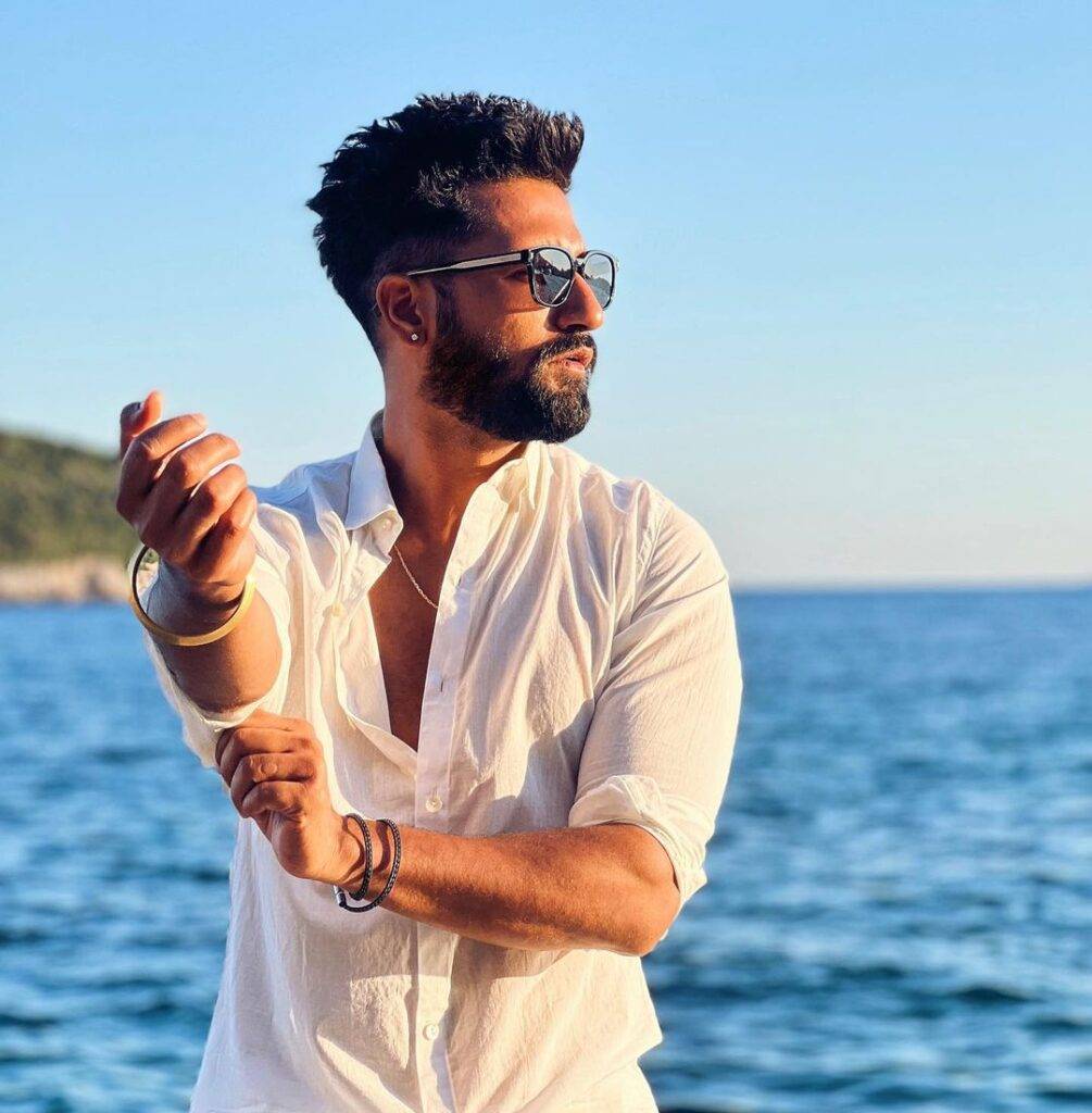 Vicky Kaushal in the white kurta pair with black goggles while taking a sun kissed picture