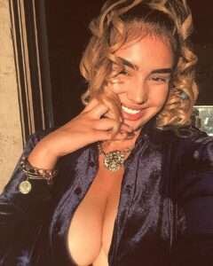 Who Is Shining(ill.be.dat)? Bio, Hourglass Model, Pictures, Interesting