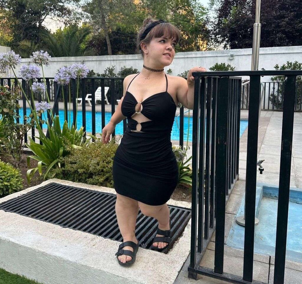 Jo-Mini Dancer in the sexy black outfit pair with black sleepers while taking a picture