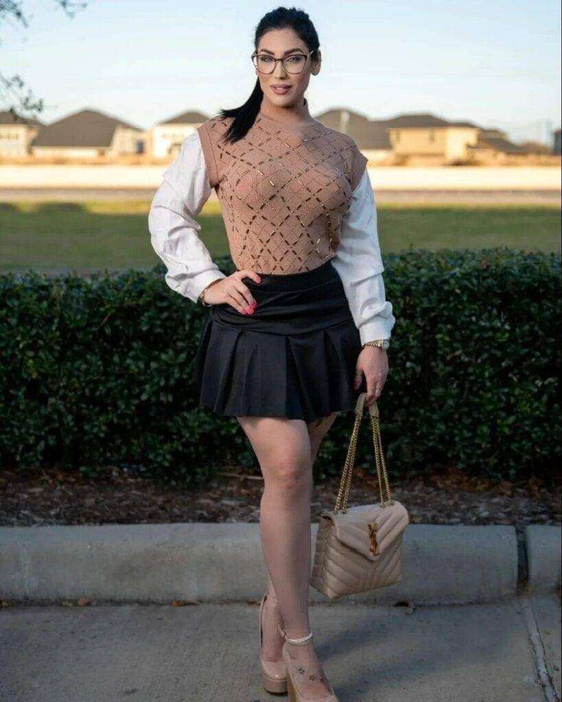 Olmo Yanet is looking stunning in stylish outfit or holding the hand bag and posing for the picture