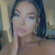 Rosa Jasminn is just posing for a selfie as she is looking beautiful here.