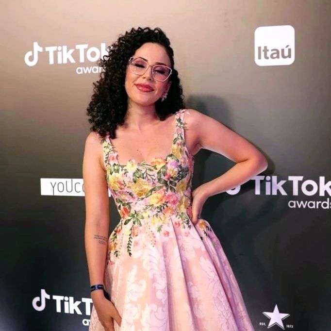 Raisa Guerra in the sexy printed outfit pair with dangling earrings while smiling towards camera
