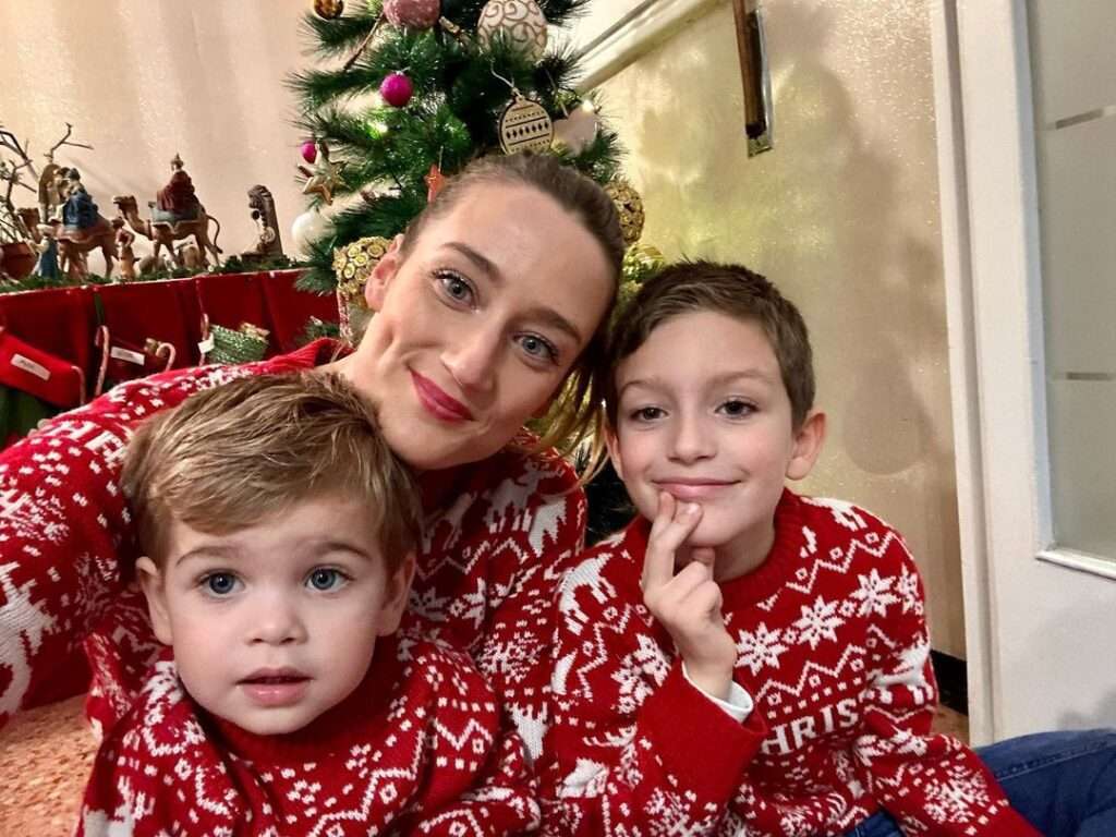 Mireia Belmonte in the printed red outfit while taking picture with her kids