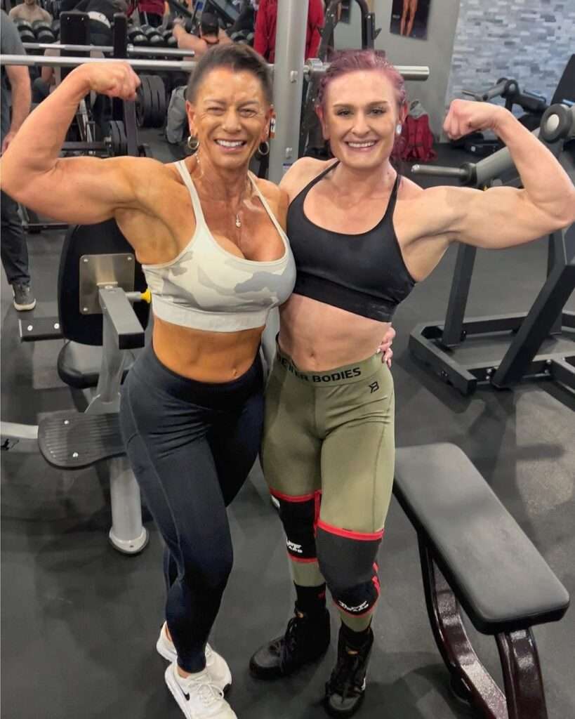 tk_fit in the grey sports bra pair with black leggings and white joggers while poses for a photo with her friend