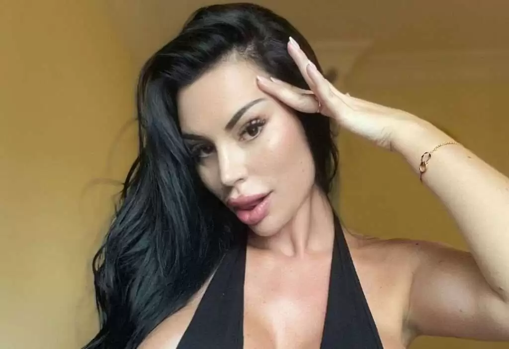 How Tall is Yvonne Bar? Wiki, Bio, Age, Weight, Height, Boyfriend, 13 Yvonne Bar in the black captivating outfit pair an elegant bracelet while poses for a photo