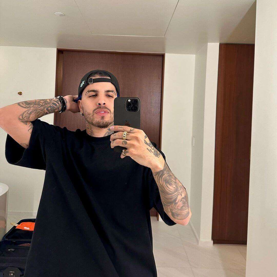 How tall is rauw alejandro girlfriend tour songs net worth height